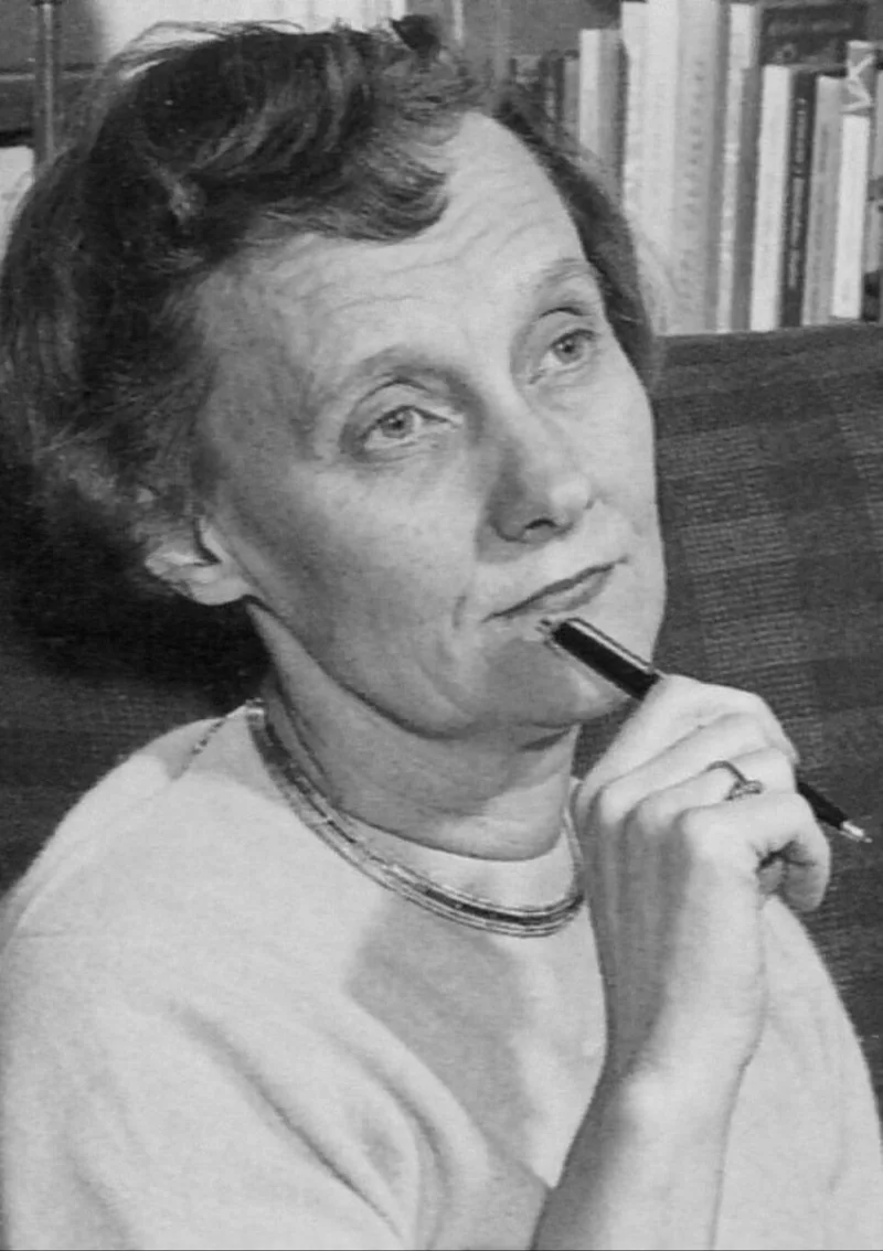 Schwarz-Weiß-Foto einer nachdenklichen Frau mit Stift am Kinn